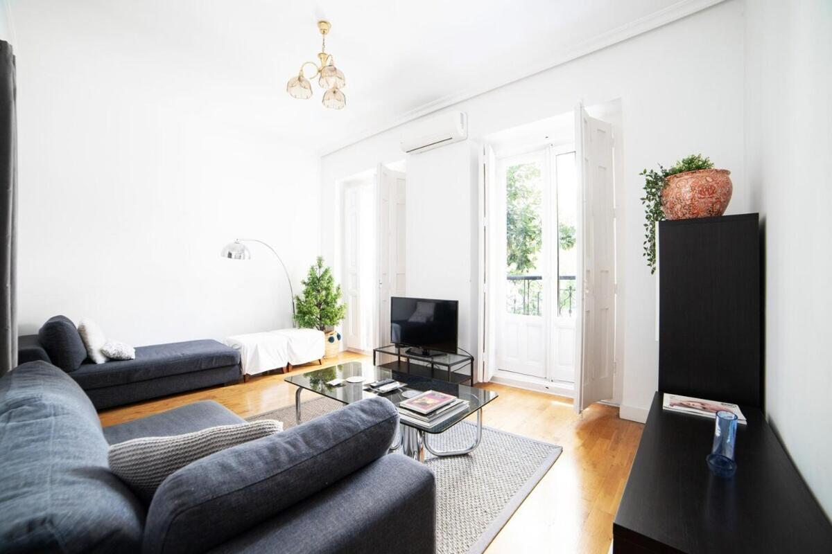 مدريد Bright Apartment In Historical City Center المظهر الخارجي الصورة
